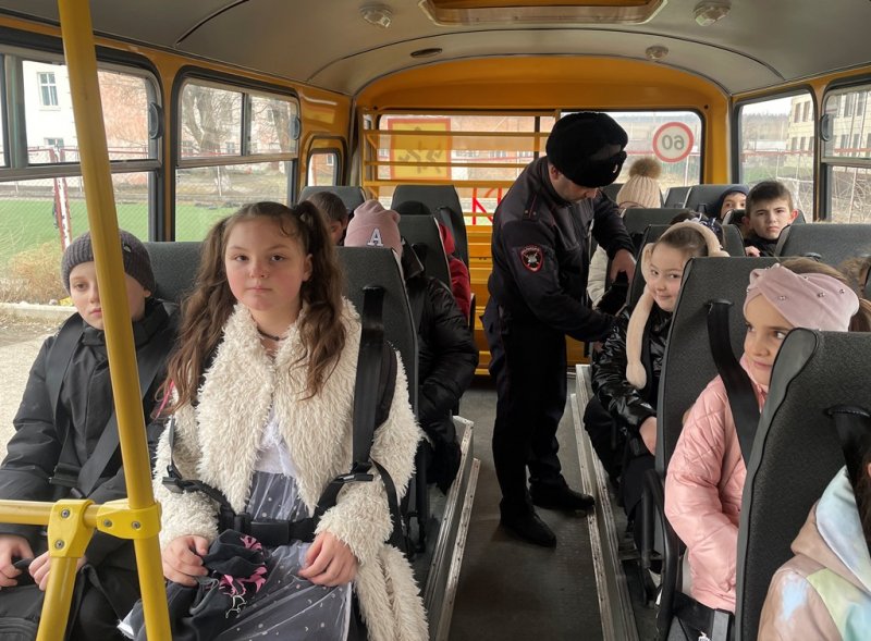 Сотрудники Госавтоинспекции Кабардино-Балкарии прививают детям основы безопасного передвижения в качестве пассажиров