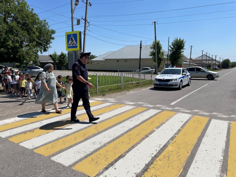 Полицейские Кабардино-Балкарии обучают юных пешеходов безопасному ориентированию в дорожной среде